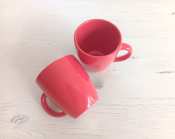 Tazas de color rojo para desayuno.